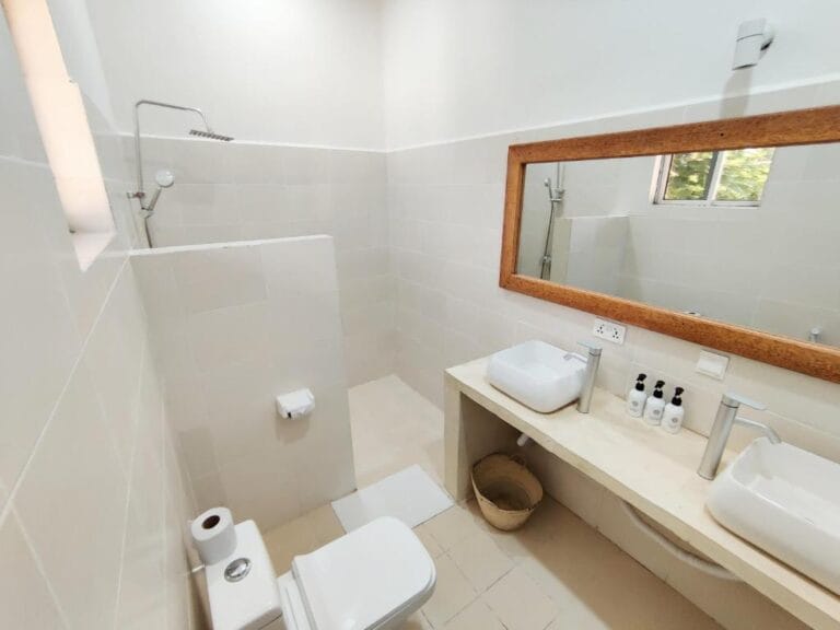 badkamer van een kamer frangi'pwani met wc wastafel en douche