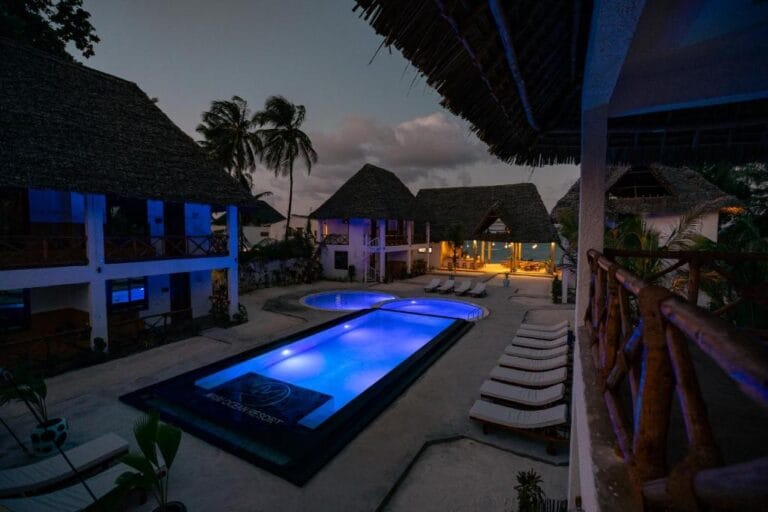 mayai-ocean-resort-verlicht-zwembad