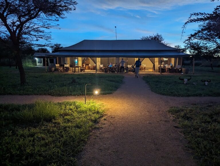 Nacht buitenkant tent Kon Tiki Camp Serengeti