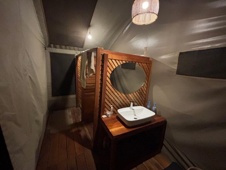 Badkamer Kon Tiki Camp Serengeti