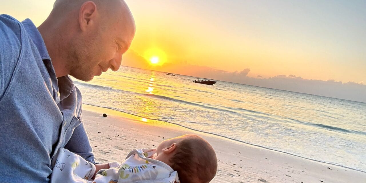 risj met moja aan het strand