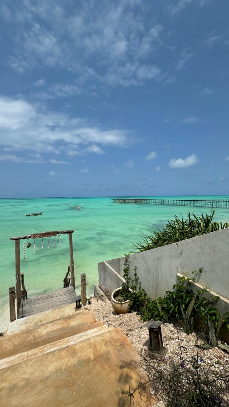 Be Zanzibar: Een plek om verliefd op te worden 🌴Tijdens mijn tweede reis naar Zanzibar bracht ik, Sandy, een dag door op een plek die ik nooit zal vergeten: Be Zanzibar in Jambiani. 🌊 Een adembenemend uitzicht, een ontspannen vibe, en de magie van ‘samen zijn’ tijdens een van de laatste teamuitstapjes op Zanzibar maakte het onvergetelijk. Wil je weten waarom Be Zanzibar een must-visit is en wat dit zo’n bijzonder hoogtepunt maakte? Lees er alles over in onze nieuwste blog en laat je inspireren voor jouw volgende reis naar Zanzibar! 💛 #zanzibar #bezanzibar #zanzibargetaways #laatsteteamuitje #ontspannen #relaxing #goodvibes #positivevibes #blog #blogpost